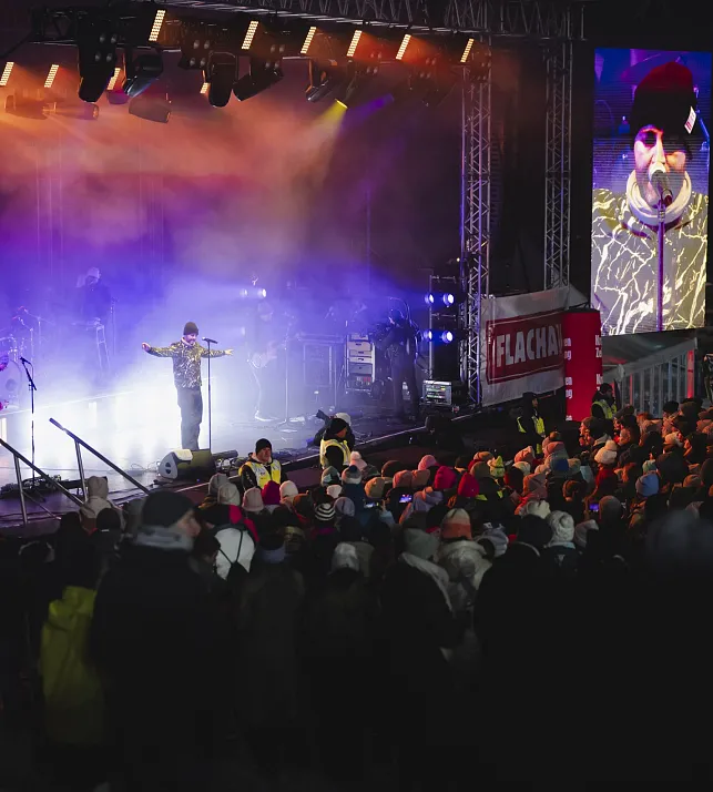 flachau-skiweltcup-josh-2025-bühne