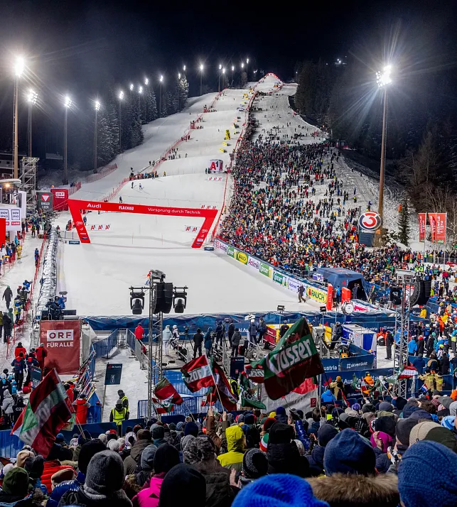flachau-skiweltcup-publikum-piste-zieleinlauf
