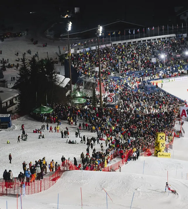 flachau-skiweltcup-stadion-ziel-publikum